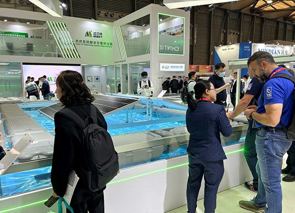 外国客人了解亚博YABO水上光伏产品