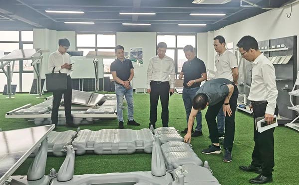 集美区领导参观亚博YABO光伏产品展厅