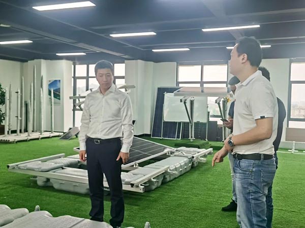 美区领导参观亚博YABO光伏产品展厅