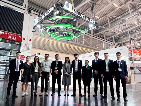 亚博YABO工作人员合影