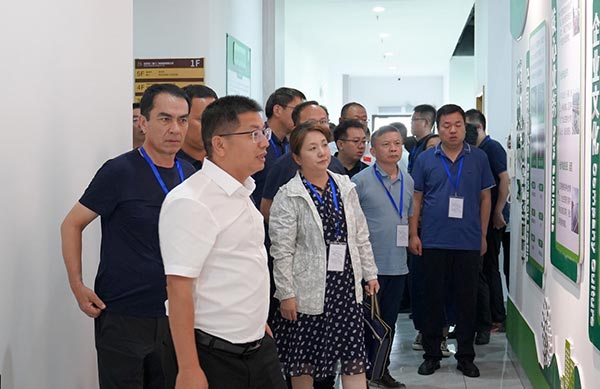 领导一行莅临亚博YABO参观-图1