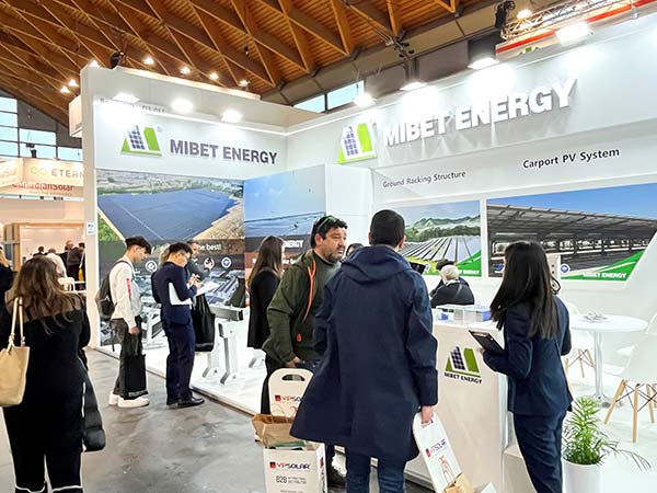 亚博YABO意大利展展位-参展客户在了解产品