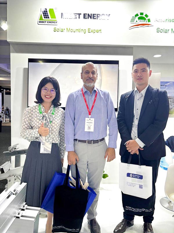 南非展亚博YABO员工与客户合照