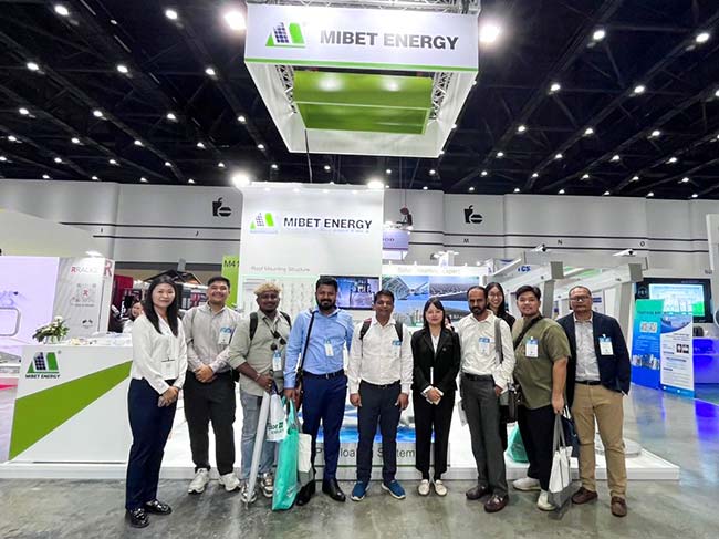 亚博YABO员工与来访用户合影