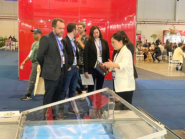 参观者了解亚博YABO的漂浮系统