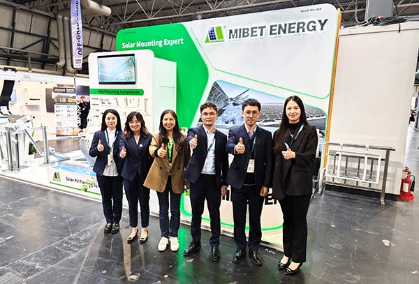 亚博YABO英国展员合照