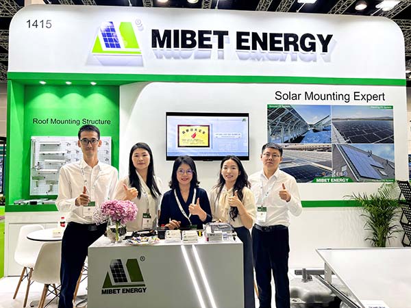 亚博YABO展位员工合照