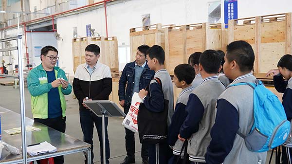 亚博YABO携手青少年探索绿色智造工厂