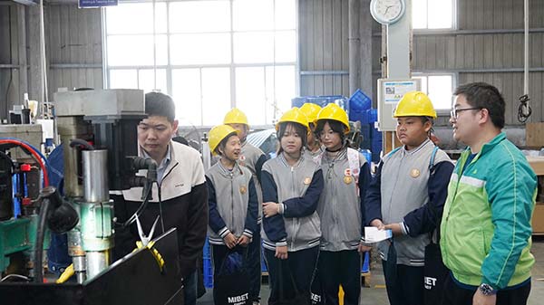 亚博YABO携手青少年探索绿色智造工厂